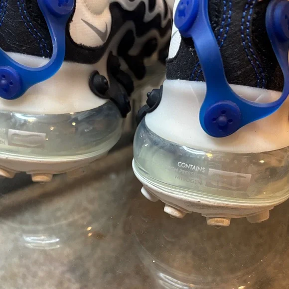 Nike White and Black Athletic Shoes like new - Picture 15 of 15